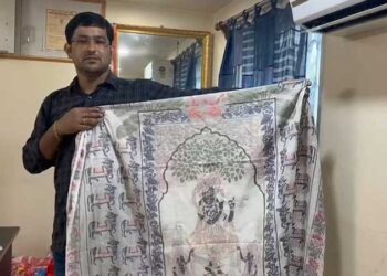 প্রত্যন্ত গ্রামে তৈরি কোটি টাকার ওয়াল হ্যাঙ্গিং পাড়ি দেবে আমেরিকা।