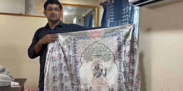 প্রত্যন্ত গ্রামে তৈরি কোটি টাকার ওয়াল হ্যাঙ্গিং পাড়ি দেবে আমেরিকা।