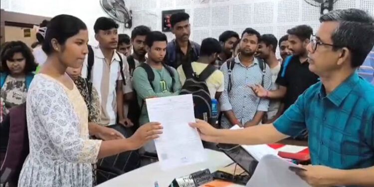 ৯২ জন ছাত্র-ছাত্রী হাতে পেল তাদের ফাইনাল মার্কশিট।