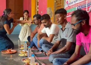 ভাইফোঁটায় ডেলিভারি বয়দের মুখে হাসি, মানবিক উদ্যোগে কাটোয়া রেনবো ওয়েলফেয়ার সোসাইটি