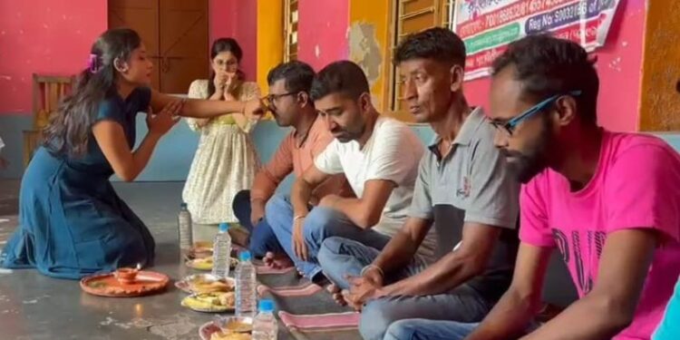 ভাইফোঁটায় ডেলিভারি বয়দের মুখে হাসি, মানবিক উদ্যোগে কাটোয়া রেনবো ওয়েলফেয়ার সোসাইটি