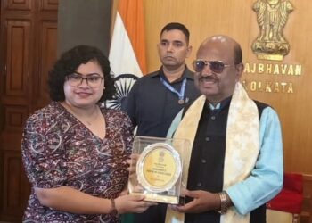 রাজ্যপালের হাত থেকে পুরষ্কার পেলেন সাঁতারু সায়নী দাস