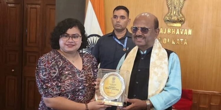 রাজ্যপালের হাত থেকে পুরষ্কার পেলেন সাঁতারু সায়নী দাস