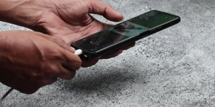 মোবাইল ফোন কত পার্সেন্টেজ অবধি চার্জ দেওয়া উচিত? কী বলছেন বিশেষজ্ঞরা ?