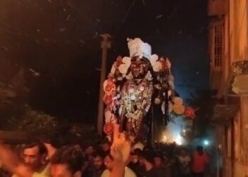 পাটকাঠির মশালের আলোয় ভক্তদের কাঁধে চেপে গ্রাম পরিক্রমায় বোলতলার মা মেজঠাকরুন