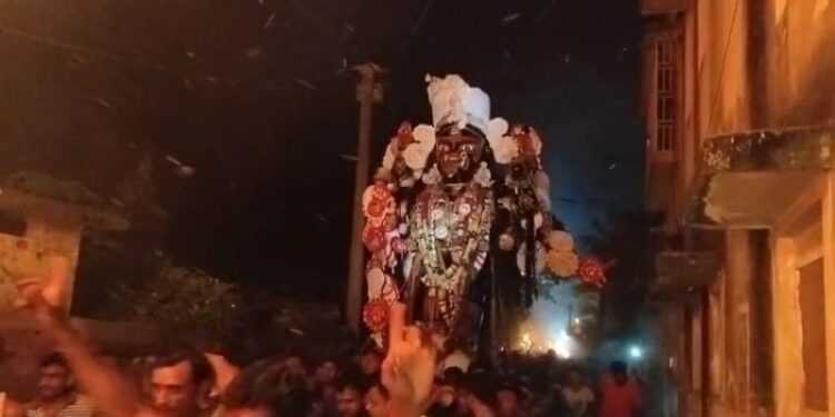 পাটকাঠির মশালের আলোয় ভক্তদের কাঁধে চেপে গ্রাম পরিক্রমায় বোলতলার মা মেজঠাকরুন