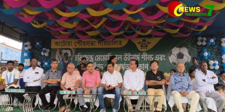 সাত দশকের ঐতিহ্যবাহী ফুটবল টুর্নামেন্ট সাথে নতুন দর্শকাশনের সূচনা কাটোয়ায়