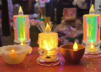 মাটি থেকে ইলেক্ট্রিক প্রদীপ! বদলেছে আলোর উৎসবের রূপ