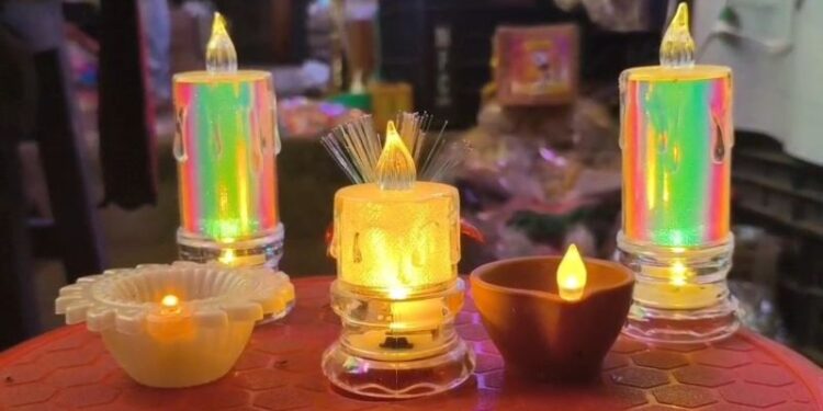 মাটি থেকে ইলেক্ট্রিক প্রদীপ! বদলেছে আলোর উৎসবের রূপ