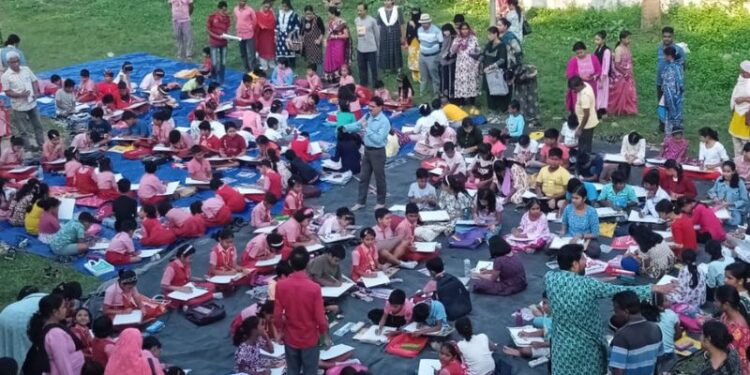 শতাধিক শিশুদের নিয়ে কাটোয়ায় বসে আঁকো প্রতিযোগিতার আয়োজন করলো CITU