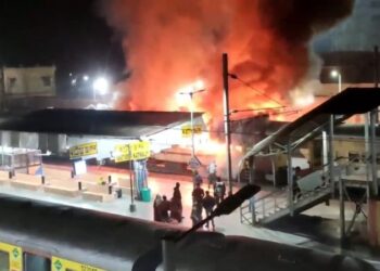 কাটোয়া রেলওয়ে স্টেশনে ভোররাতে ট্রেনে আগুন, দমকলের তৎপরতায় বড় দুর্ঘটনা এড়াল রেল