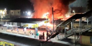 কাটোয়া রেলওয়ে স্টেশনে ভোররাতে ট্রেনে আগুন, দমকলের তৎপরতায় বড় দুর্ঘটনা এড়াল রেল