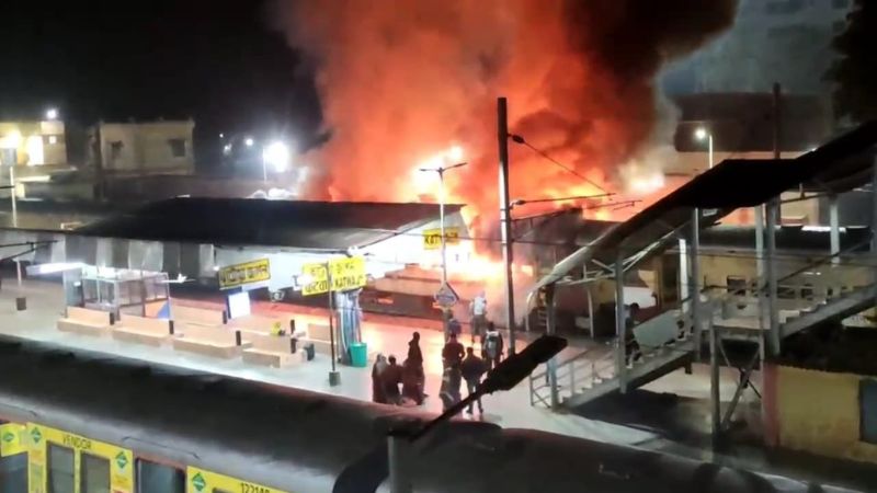 কাটোয়া রেলওয়ে স্টেশনে ভোররাতে ট্রেনে আগুন, দমকলের তৎপরতায় বড় দুর্ঘটনা এড়াল রেল