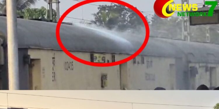 আবারও ট্রেনে আগুন! হাওড়া – মালদা টাউন ইন্টার্সিটি এক্সপ্রেসে আগুন লাগায় আতঙ্কে যাত্রীরা!