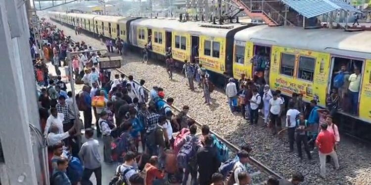 ভোটার তালিকা থেকে নাম বাদ যাওয়ার আতঙ্ক! ঘরমুখী পরিযায়ী শ্রমিকদের ভিড়ে ঠাসা কাটোয়া স্টেশন