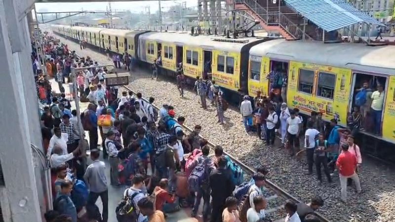 ভোটার তালিকা থেকে নাম বাদ যাওয়ার আতঙ্ক! ঘরমুখী পরিযায়ী শ্রমিকদের ভিড়ে ঠাসা কাটোয়া স্টেশন