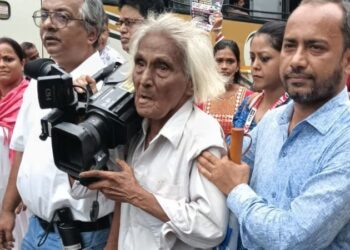 সহকর্মীদের রক্ত ঝরার প্রতিবাদে কলকাতায় কাটোয়ার প্রবীণ সাংবাদিক সন্তোষ দত্ত