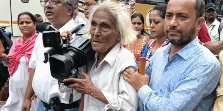 সহকর্মীদের রক্ত ঝরার প্রতিবাদে কলকাতায় কাটোয়ার প্রবীণ সাংবাদিক সন্তোষ দত্ত