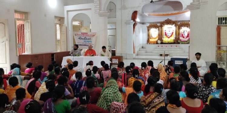 পরিচারিকাদের দেবীরূপে সম্মান, কাটোয়ায় ব্যতিক্রমী ‘পরিচারিকা সম্মেলন’!